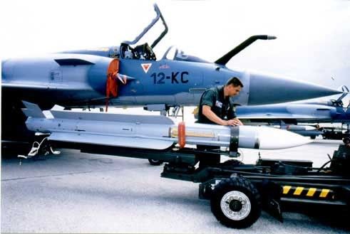 Démantèlement de l'atelier d'un mécanicien de l'armée de l'air qui  recyclait les brouilleurs radar de Mirage 2000 sur les voitures - Caporal  Stratégique